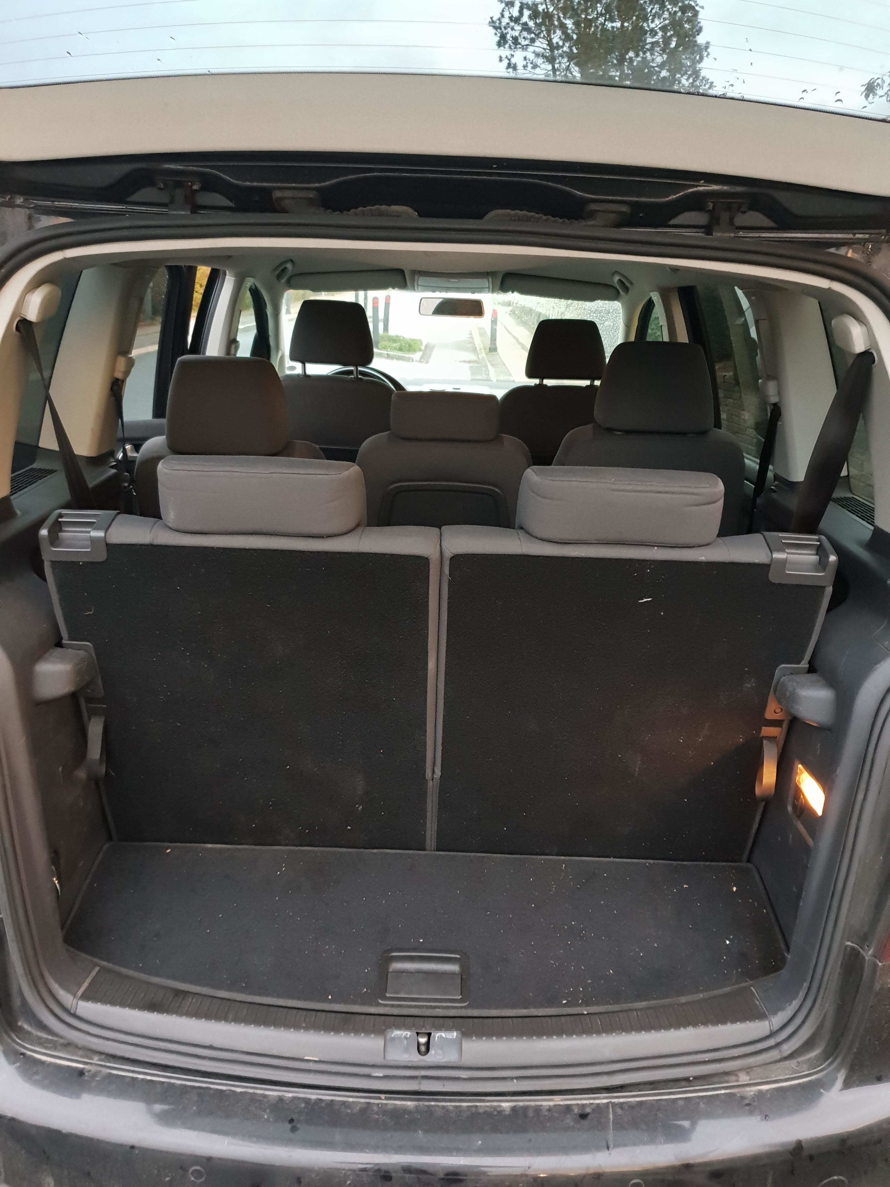 Sort VW Touran fra 2008