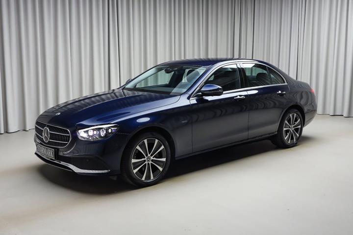 Blå Mercedes E300 e fra 2021