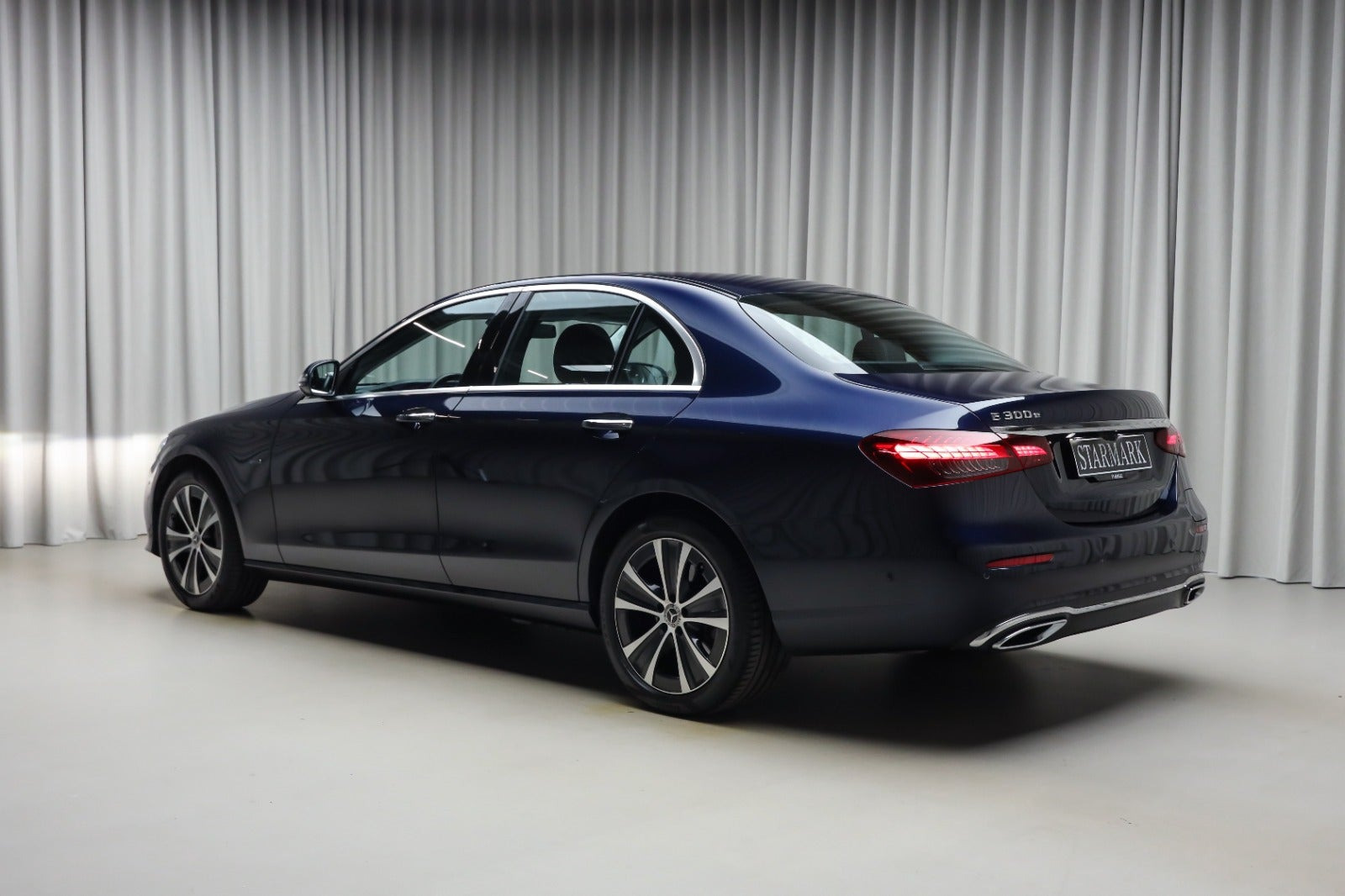 Blå Mercedes E300 e fra 2021