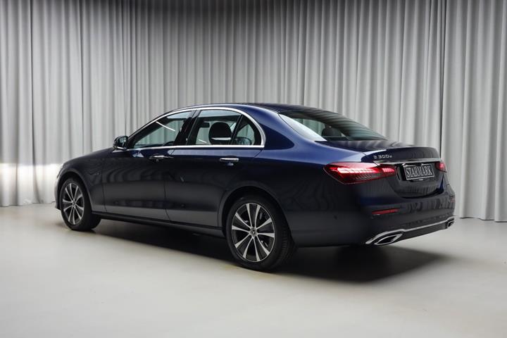 Blå Mercedes E300 e fra 2021