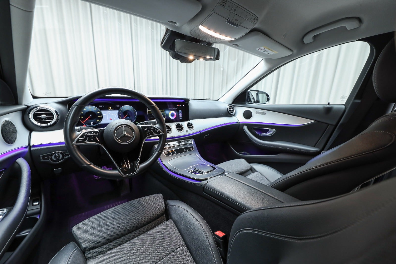 Blå Mercedes E300 e fra 2021