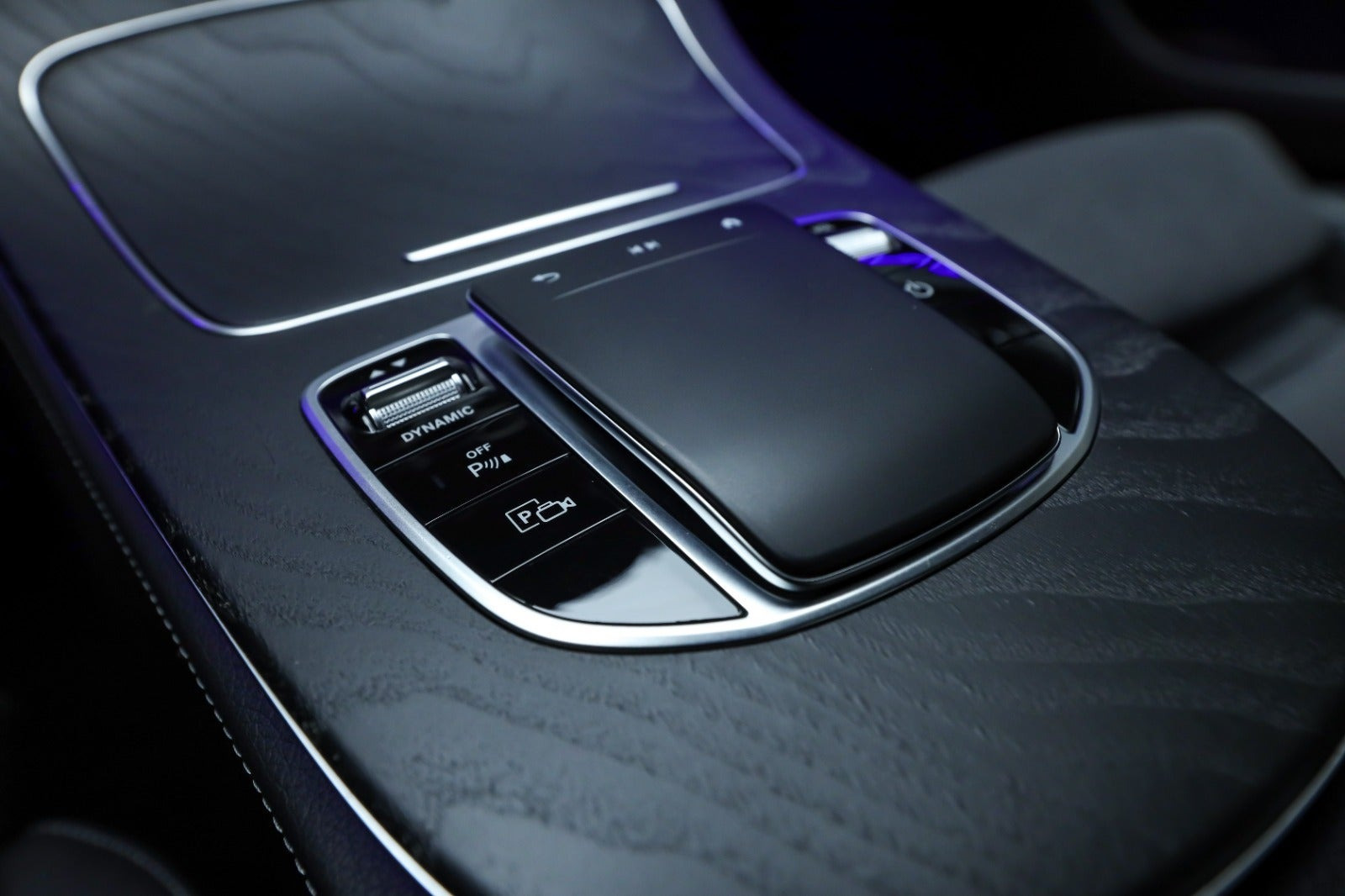 Blå Mercedes E300 e fra 2021