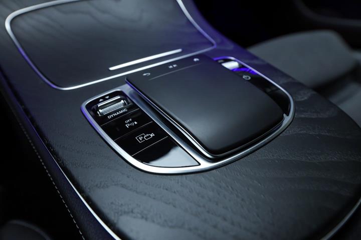 Blå Mercedes E300 e fra 2021