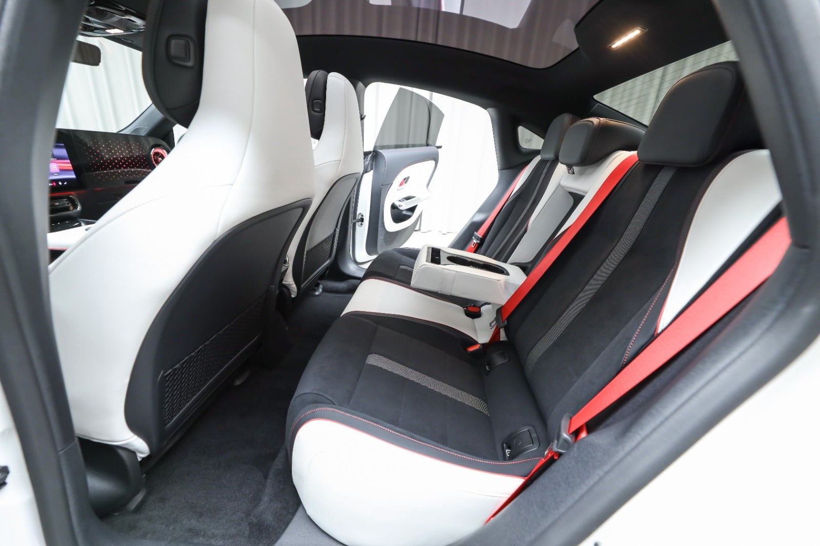 Hvid Mercedes CLA250+ fra 2025