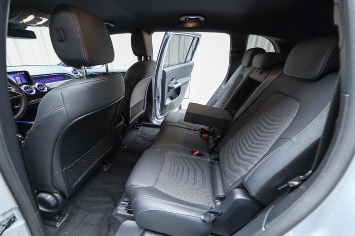 Sølv Mercedes EQB250+ fra 2026