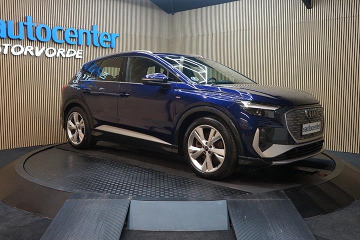 Blå Audi Q4 e-tron fra 2023 set udefra