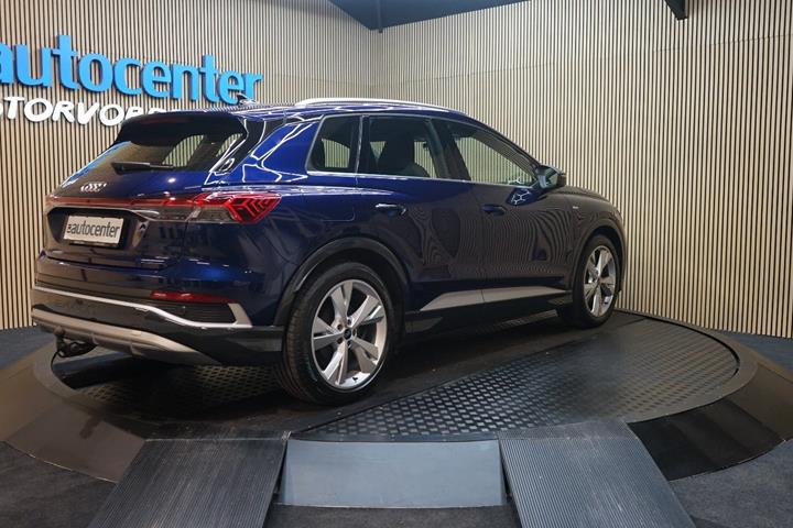 Blå Audi Q4 e-tron fra 2023