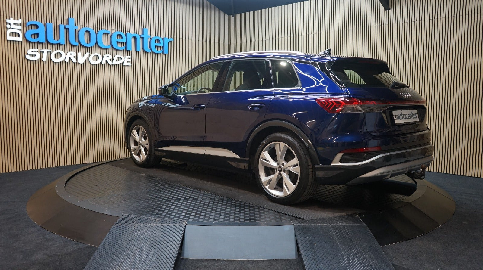 Blå Audi Q4 e-tron fra 2023