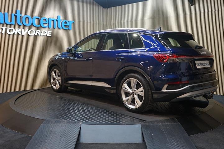 Blå Audi Q4 e-tron fra 2023