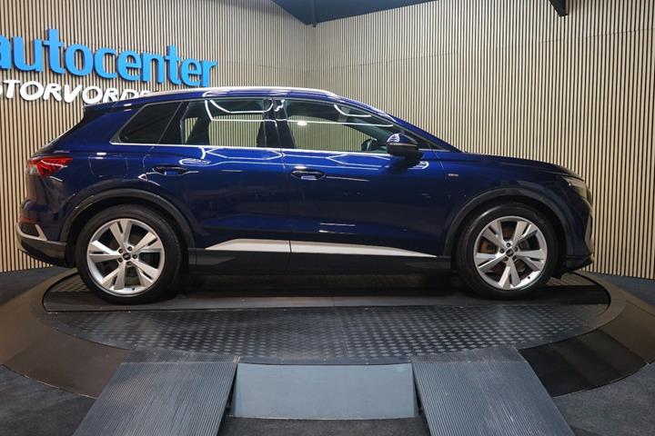 Blå Audi Q4 e-tron fra 2023
