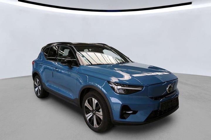 Blå Volvo XC40 fra 2023