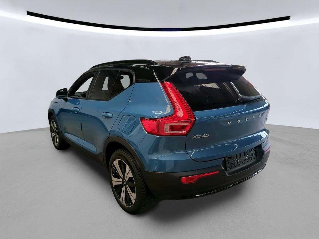 Blå Volvo XC40 fra 2023