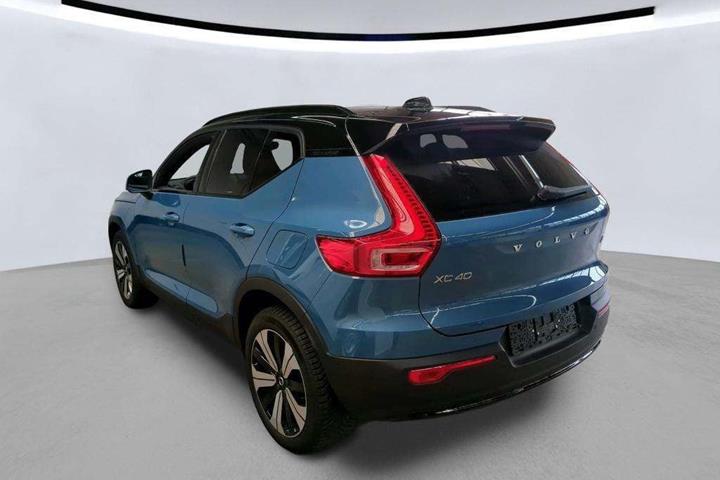 Blå Volvo XC40 fra 2023