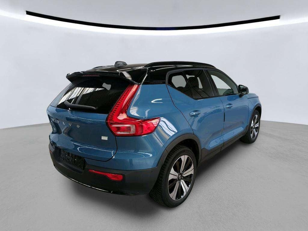 Blå Volvo XC40 fra 2023