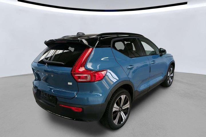Blå Volvo XC40 fra 2023