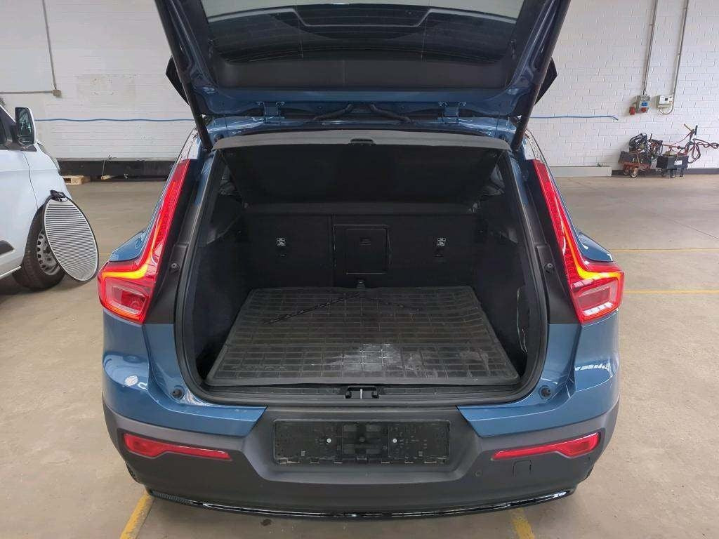 Blå Volvo XC40 fra 2023
