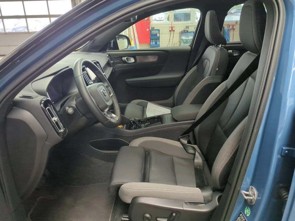 Blå Volvo XC40 fra 2023