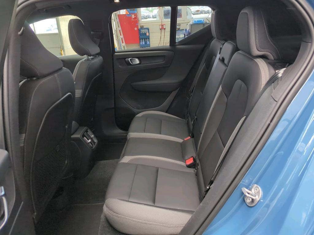 Blå Volvo XC40 fra 2023