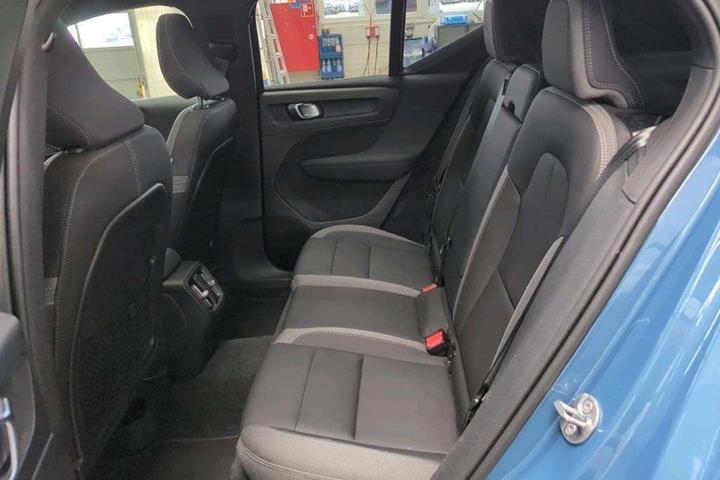 Blå Volvo XC40 fra 2023