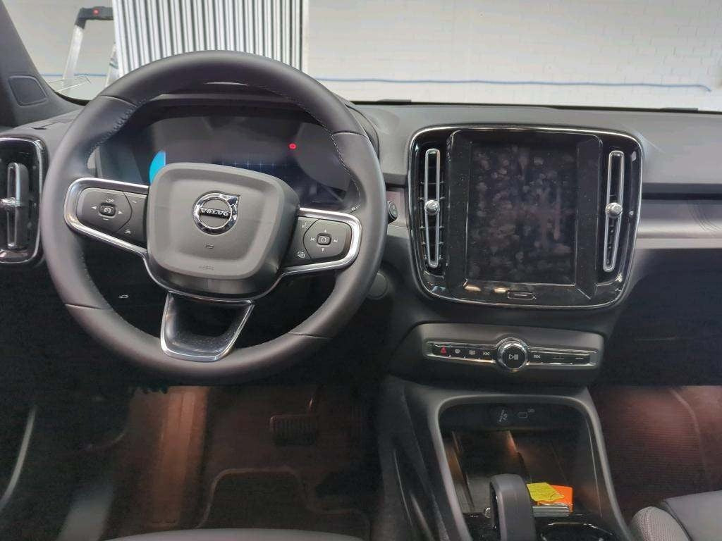 Blå Volvo XC40 fra 2023