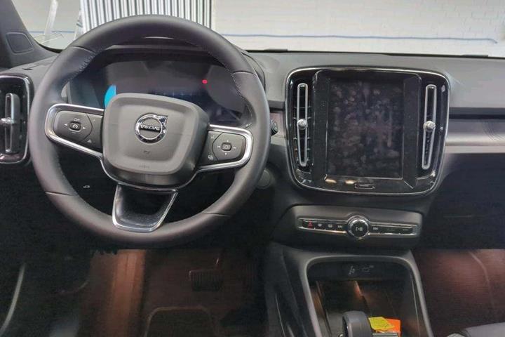 Blå Volvo XC40 fra 2023