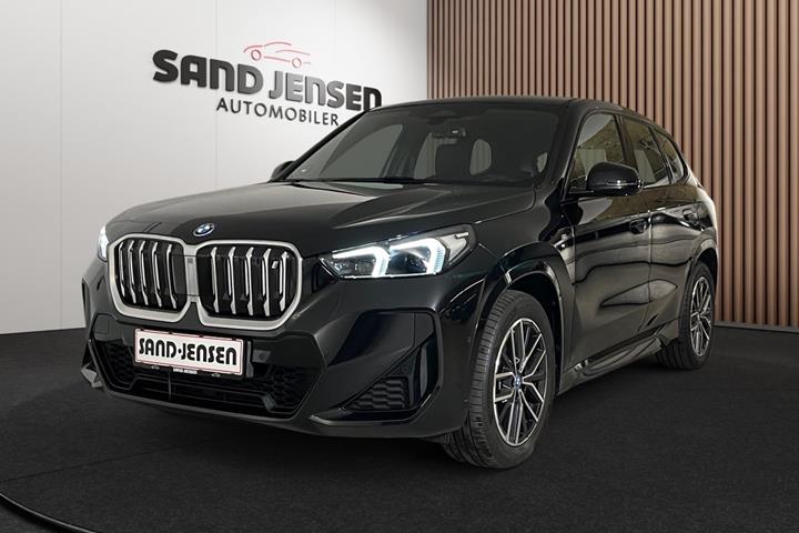 Sort BMW iX1 fra 2023 set udefra
