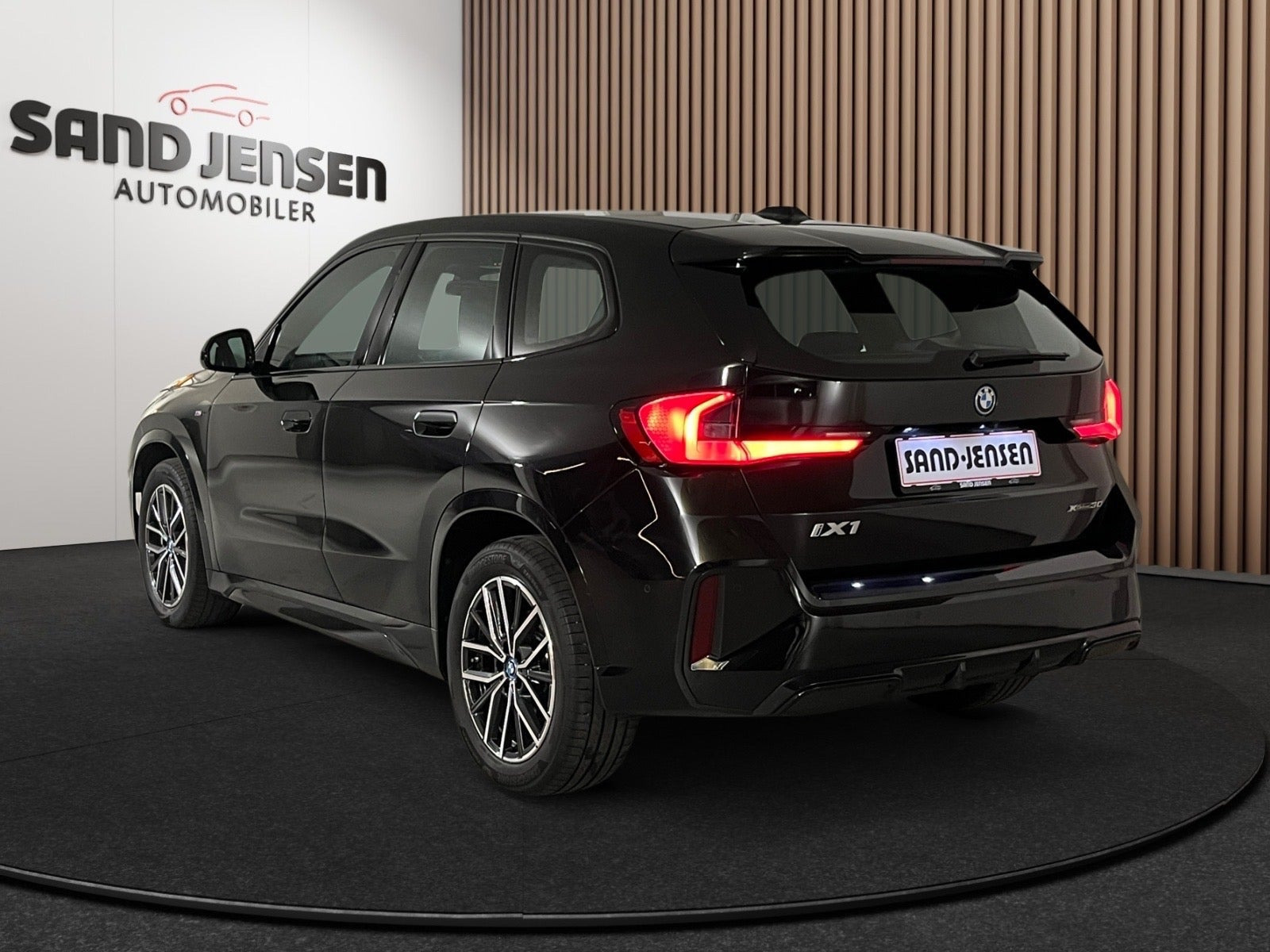 Sort BMW iX1 fra 2023