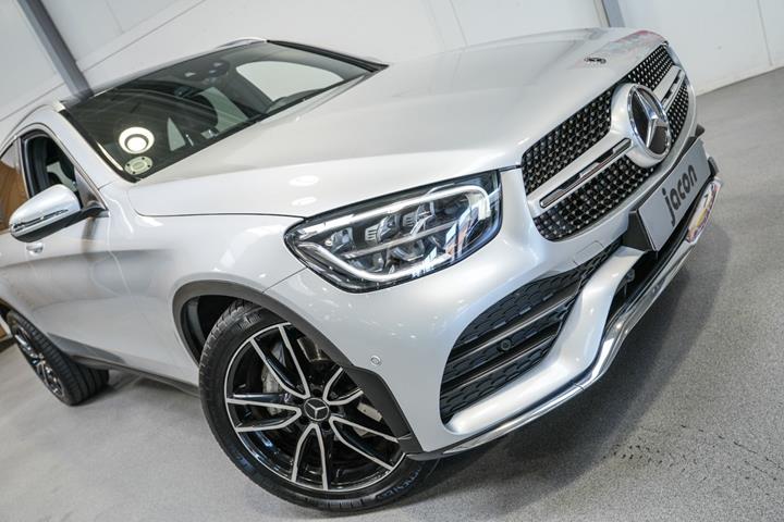 Sølv Mercedes GLC300 d fra 2020