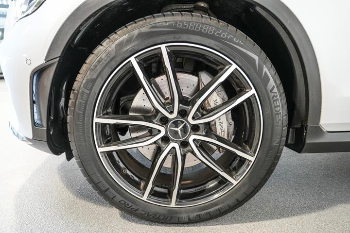 Sølv Mercedes GLC300 d fra 2020