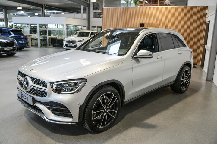 Sølv Mercedes GLC300 d fra 2020