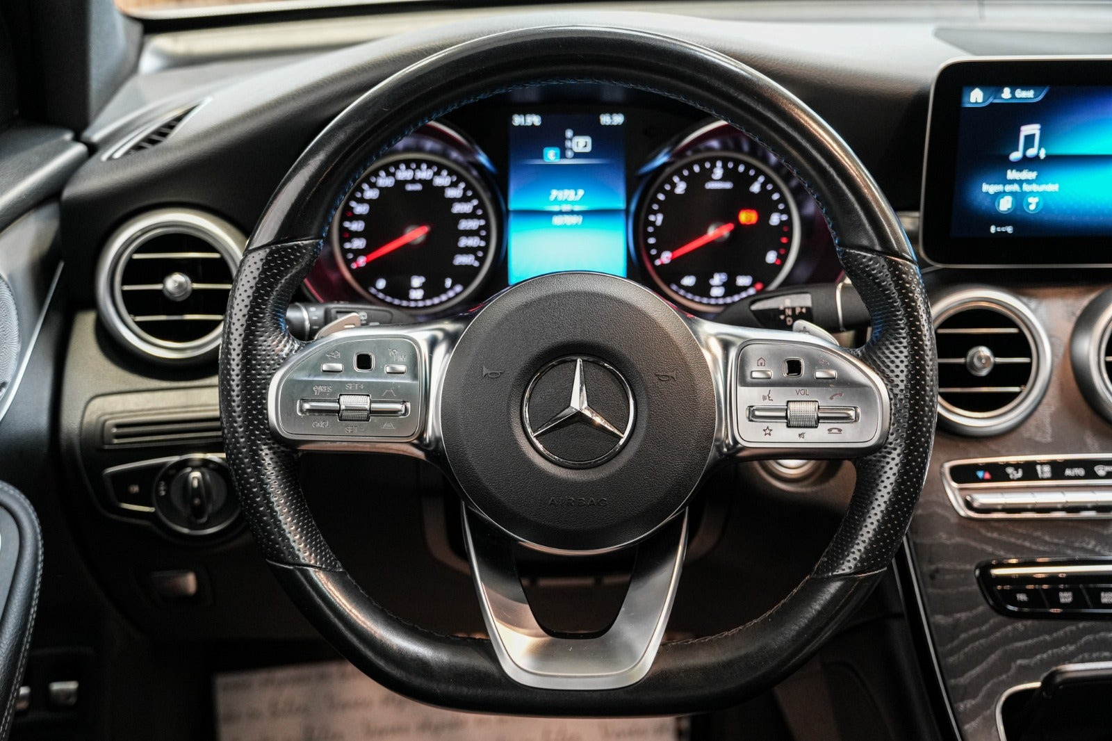 Sølv Mercedes GLC300 d fra 2020