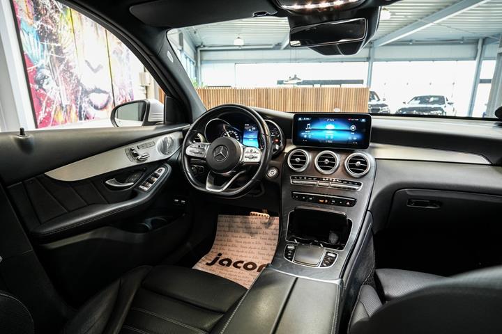 Sølv Mercedes GLC300 d fra 2020