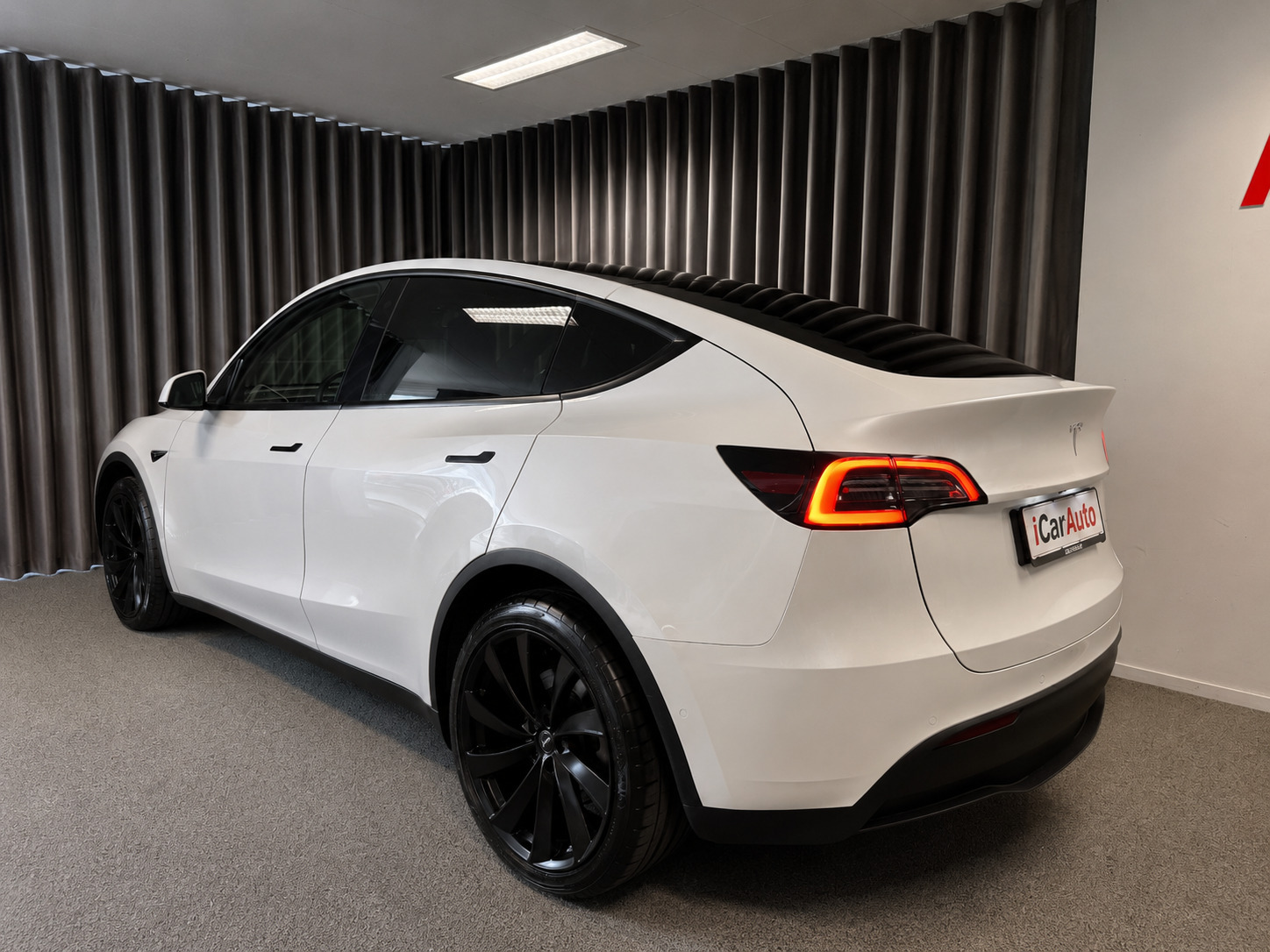 Hvid Tesla Model Y fra 2022