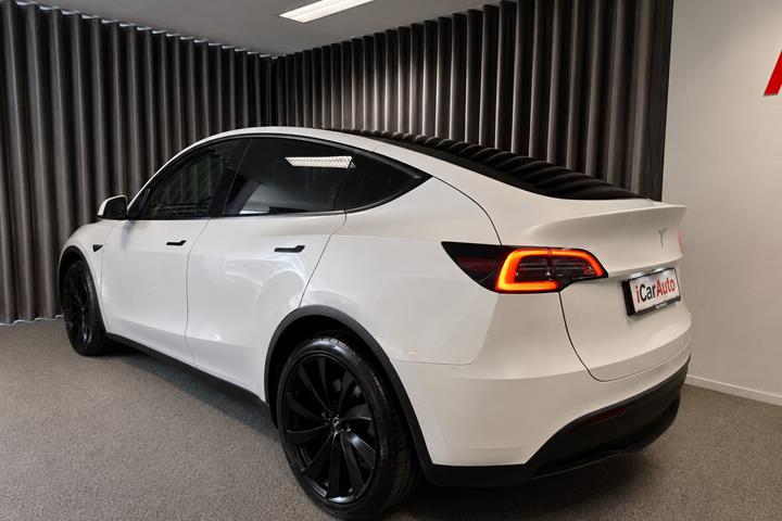 Hvid Tesla Model Y fra 2022