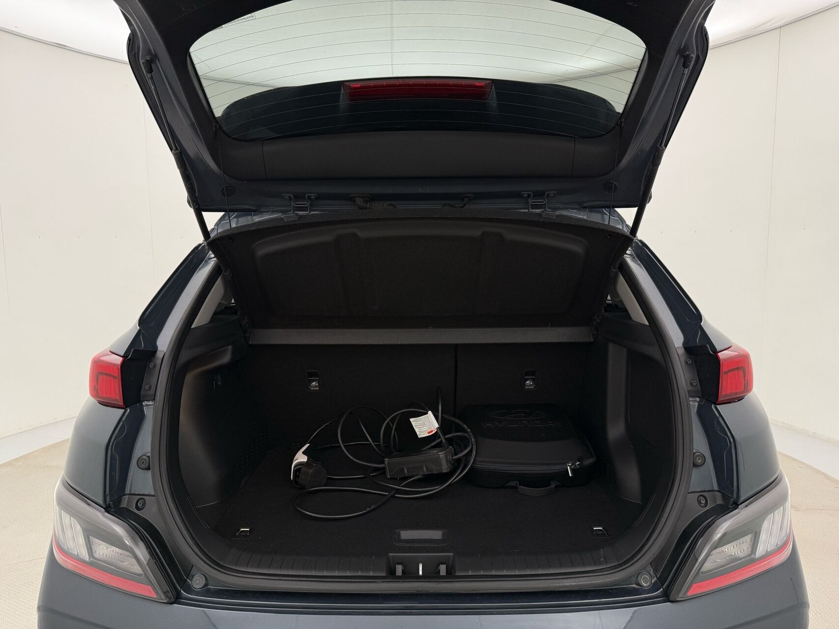 Grå Hyundai Kona fra 2023