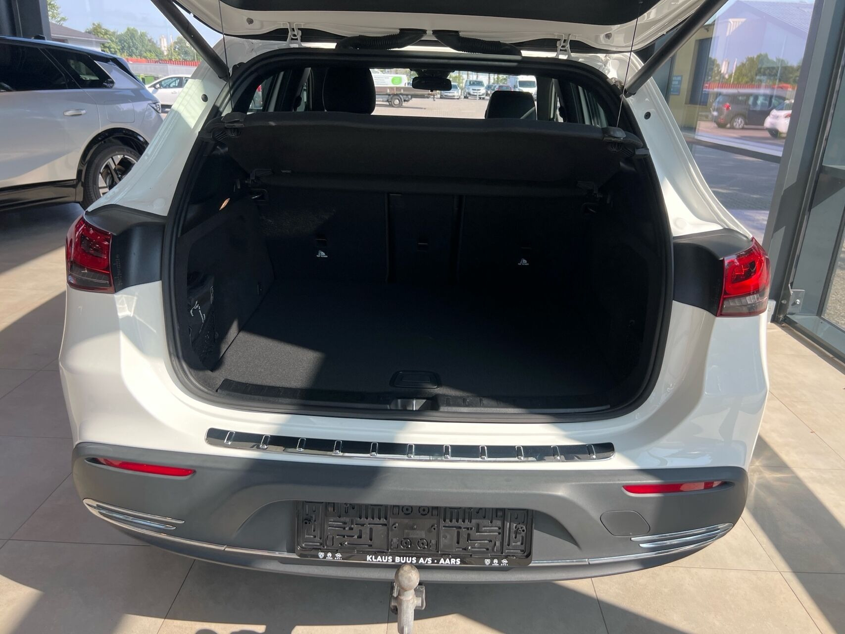 Hvid Mercedes EQA 250+ fra 2022