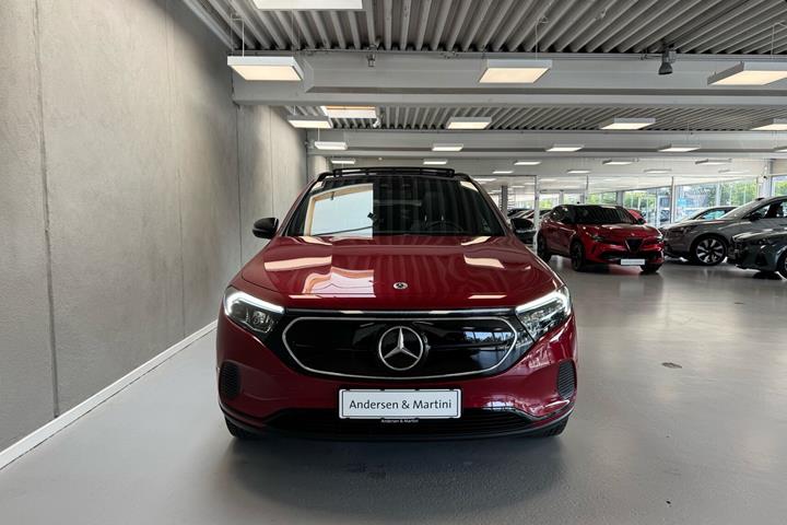 Rød Mercedes EQA 250 fra 2022