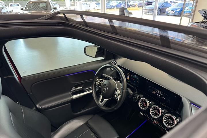 Rød Mercedes EQA 250 fra 2022