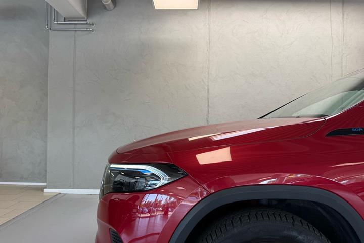 Rød Mercedes EQA 250 fra 2022