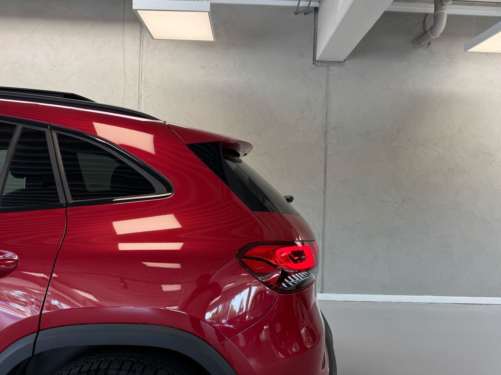 Rød Mercedes EQA 250 fra 2022