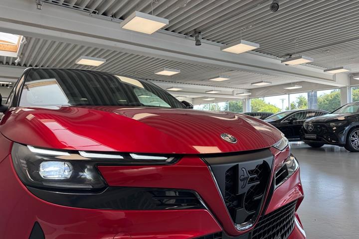 Rød Alfa Romeo Junior fra 2025