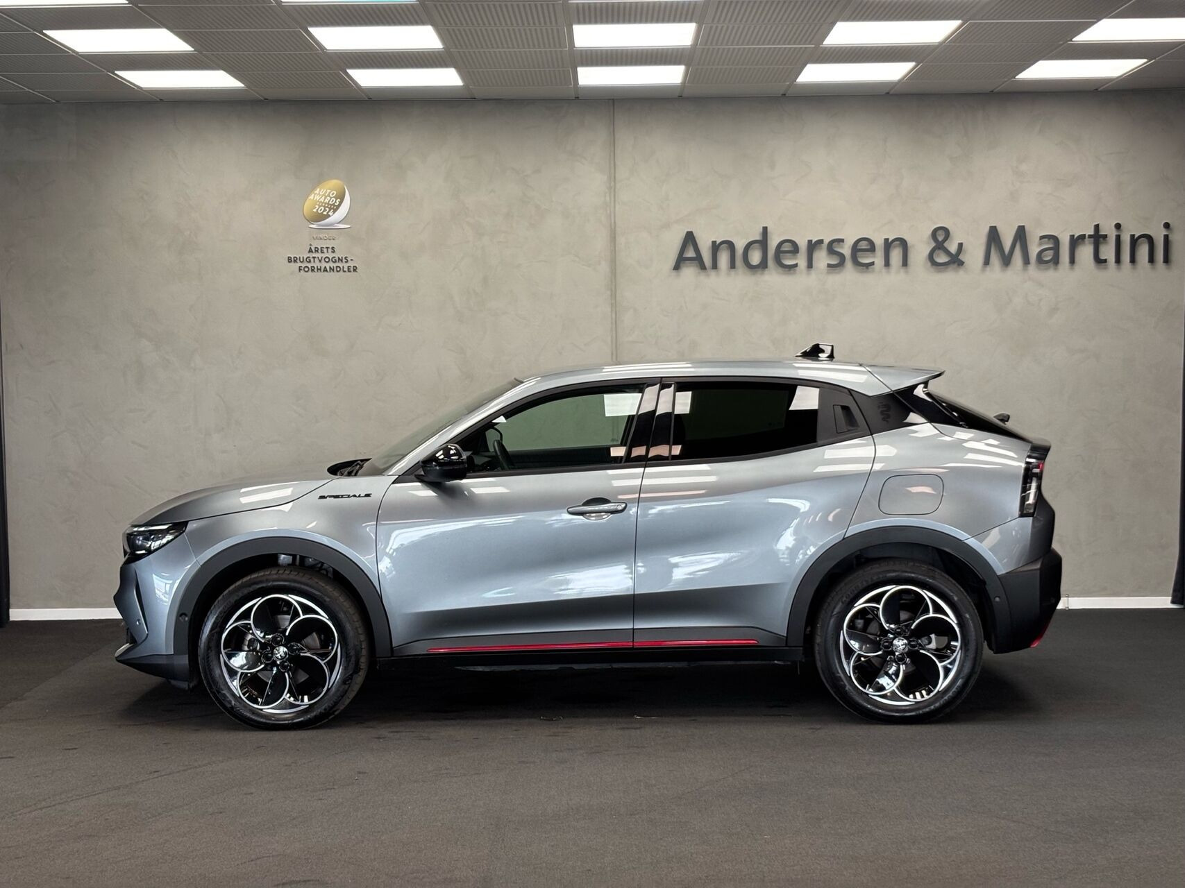 Grå Alfa Romeo Junior fra 2025
