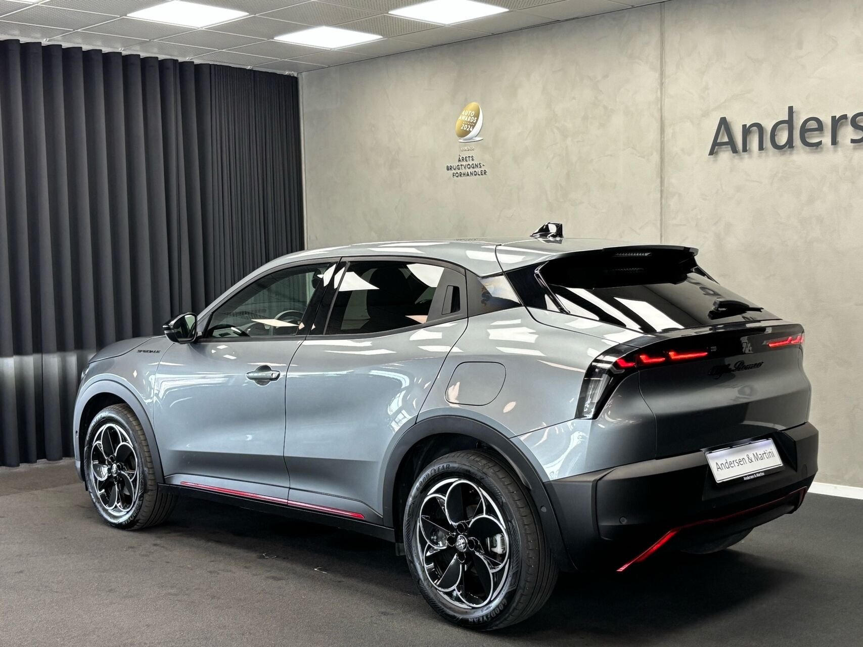 Grå Alfa Romeo Junior fra 2025