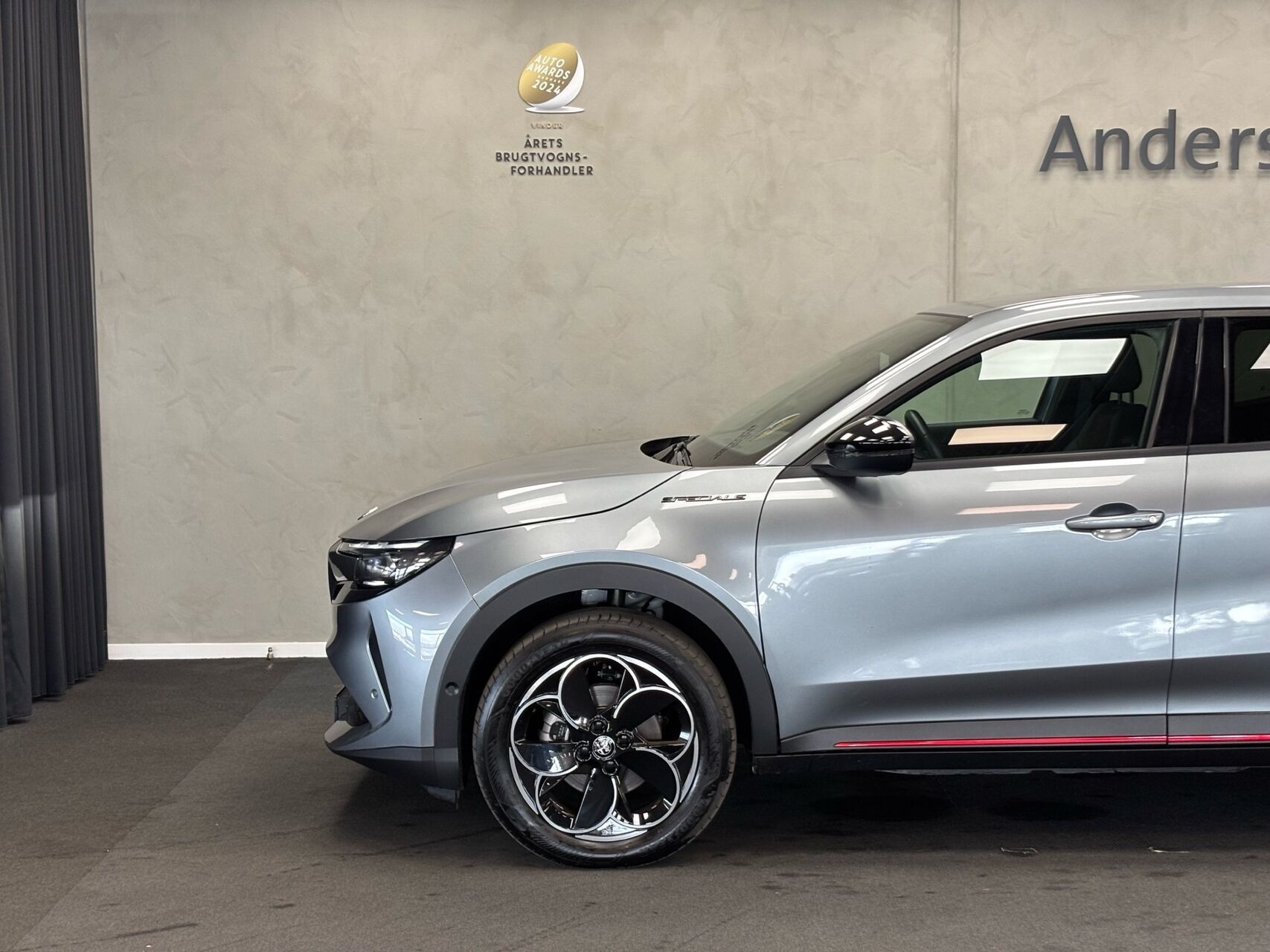 Grå Alfa Romeo Junior fra 2025
