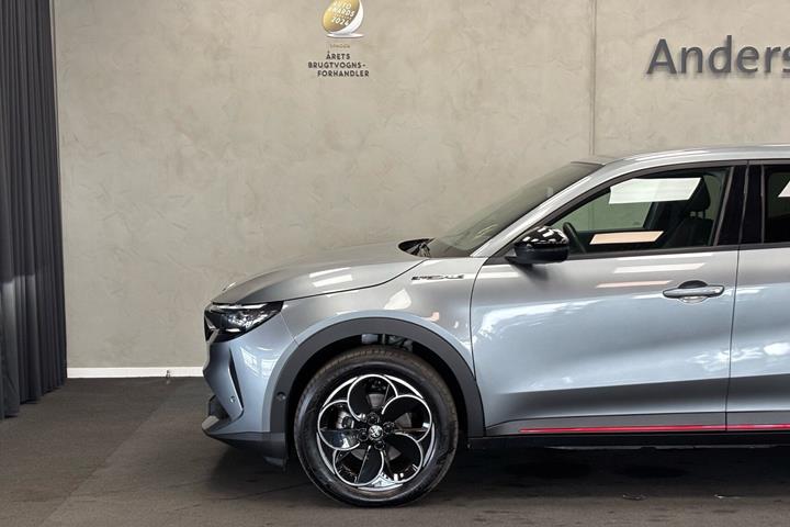 Grå Alfa Romeo Junior fra 2025
