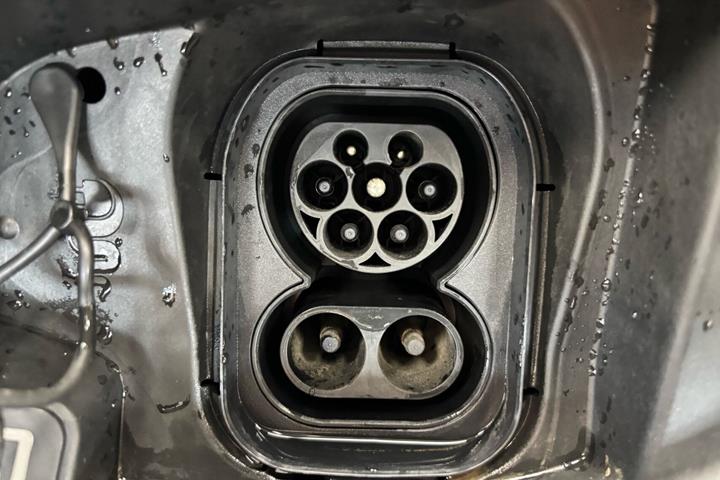 Grå Alfa Romeo Junior fra 2025