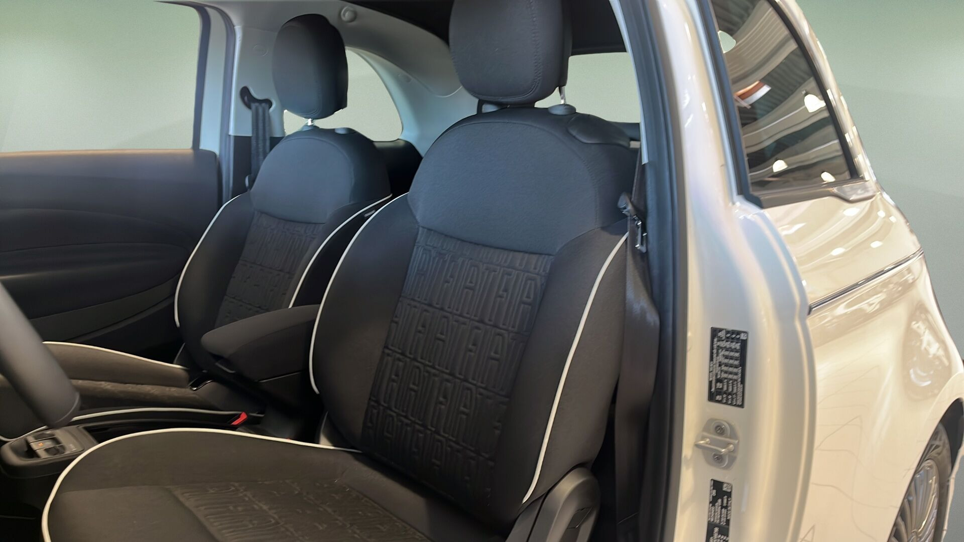 Hvid Fiat 500e fra 2023