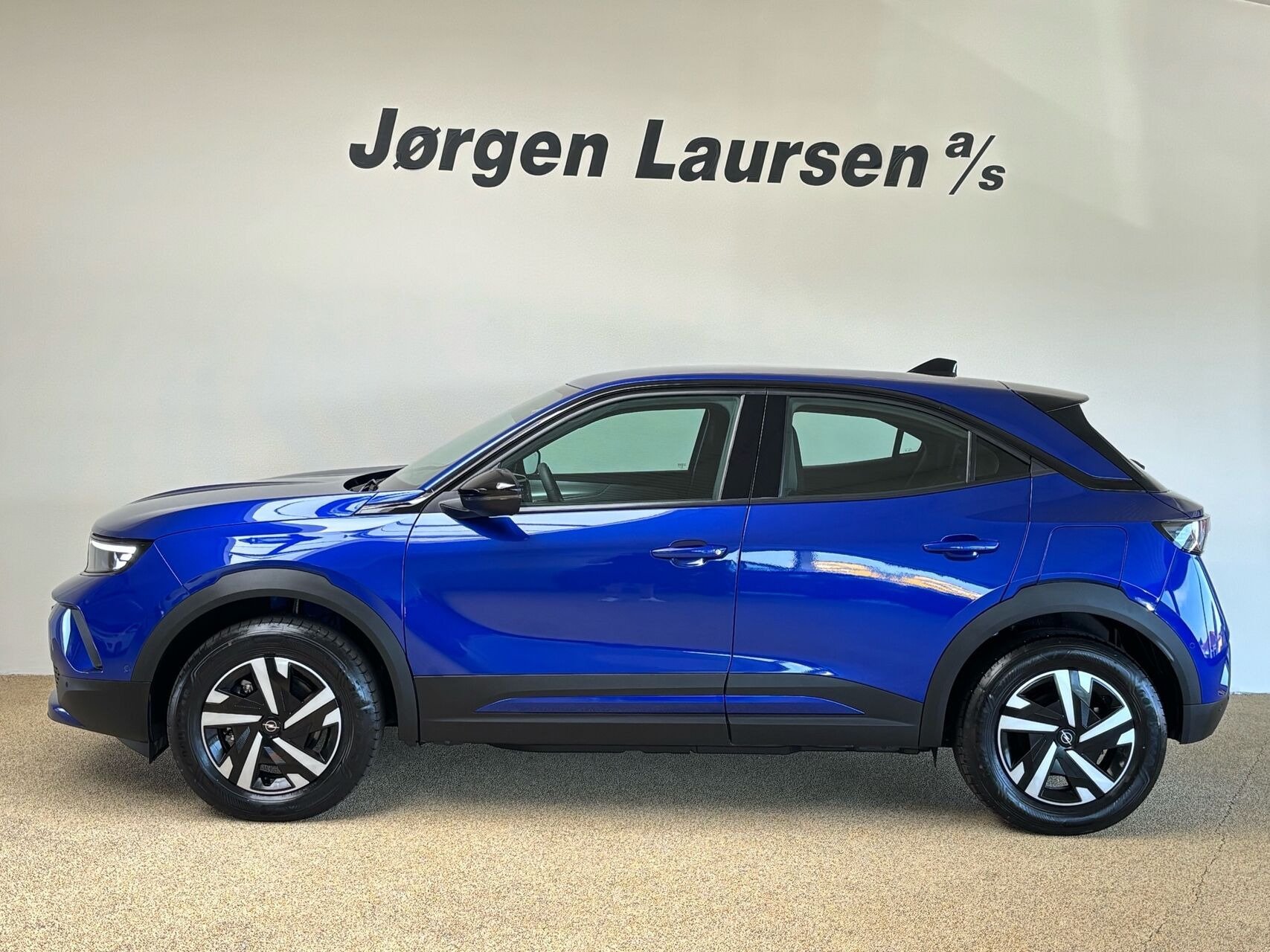 Blå Opel Mokka-e fra 2025