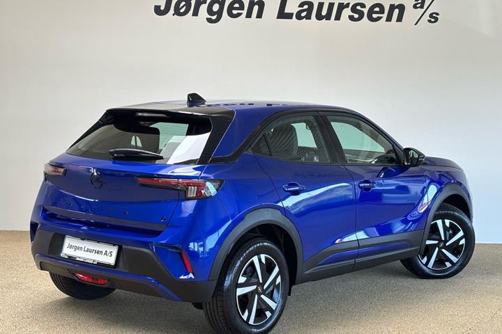 Blå Opel Mokka-e fra 2025
