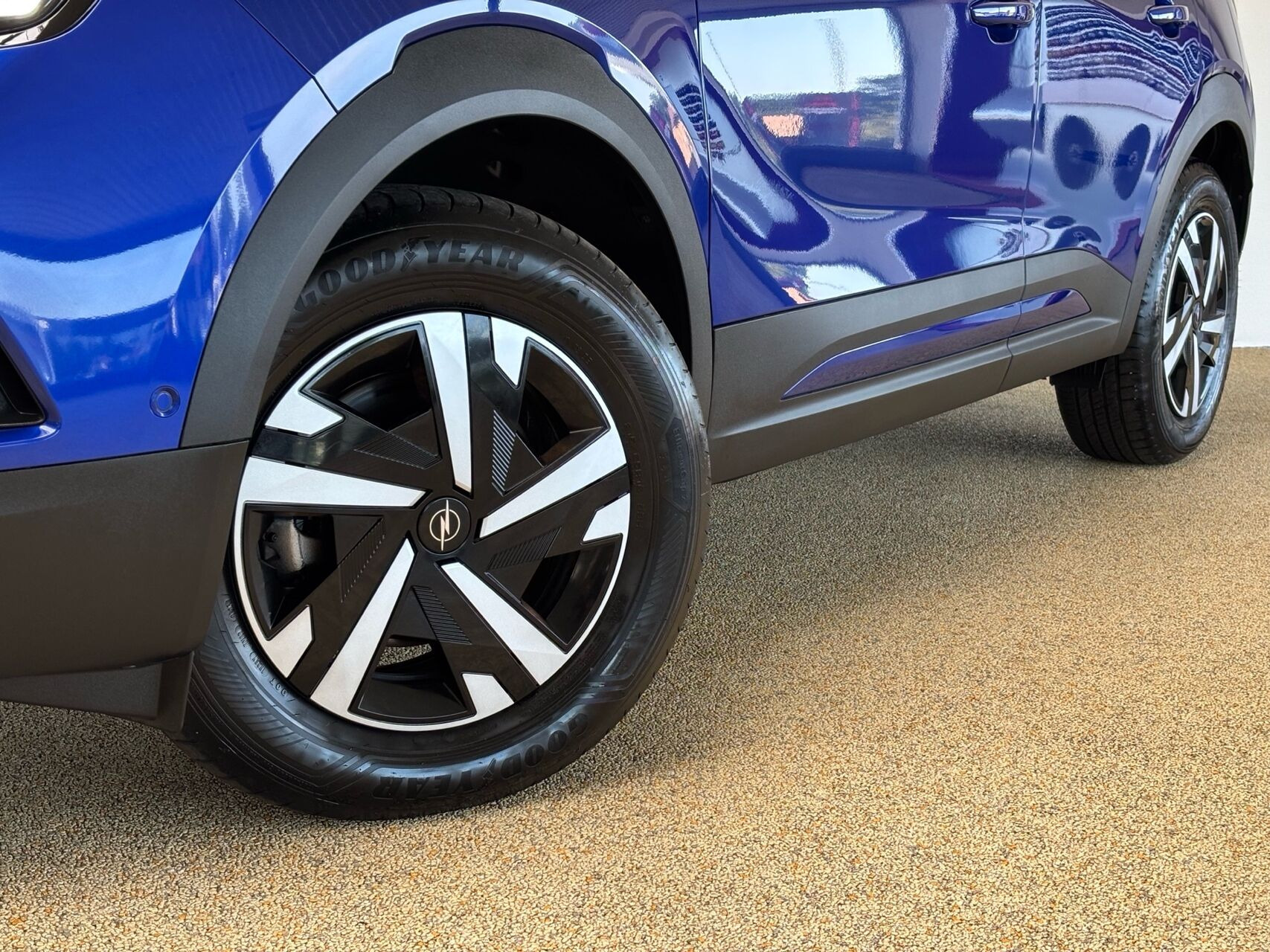 Blå Opel Mokka-e fra 2025